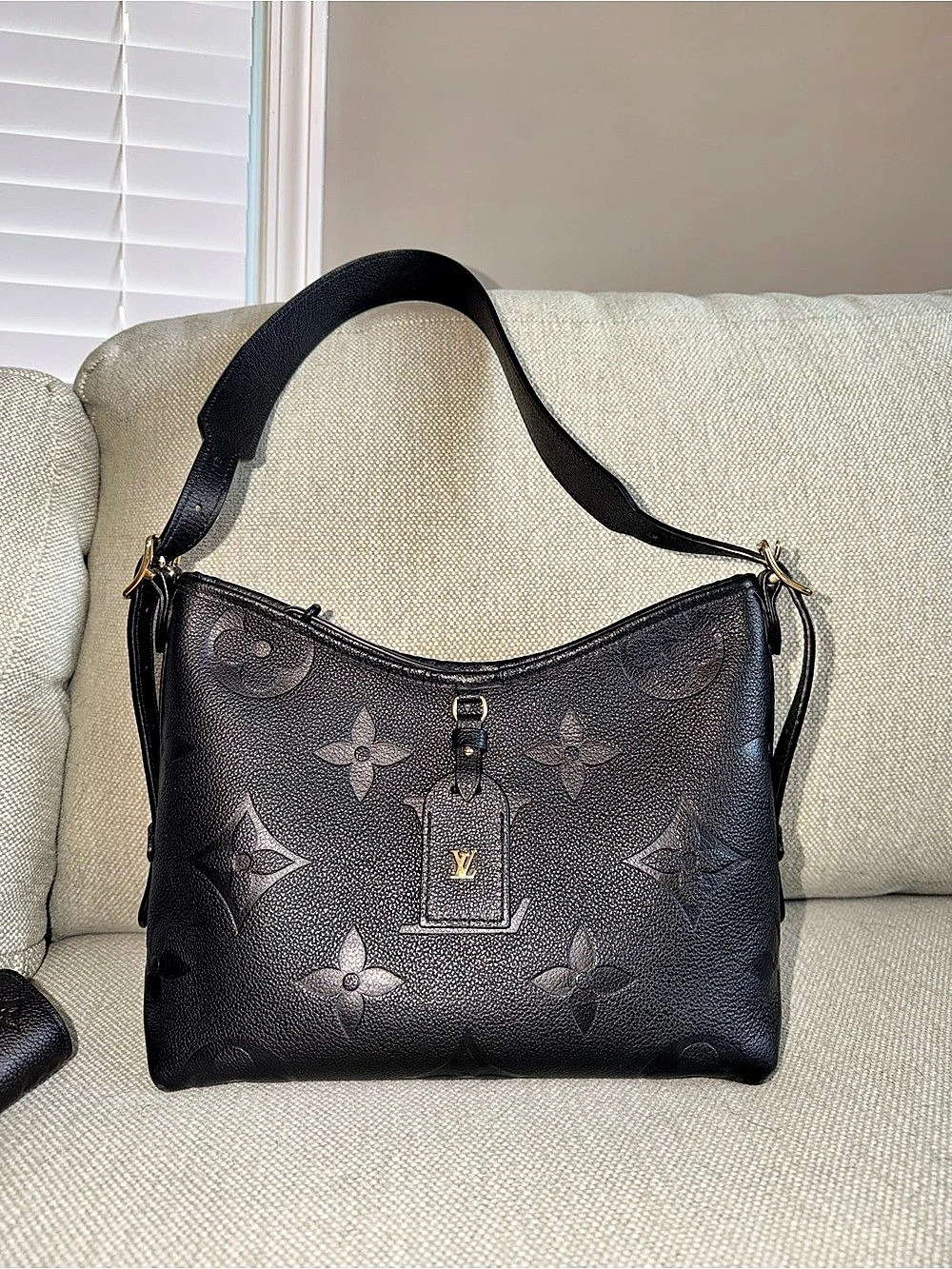 Louis Vuitton CarryAll MM Women's Shoulder Bag in Black